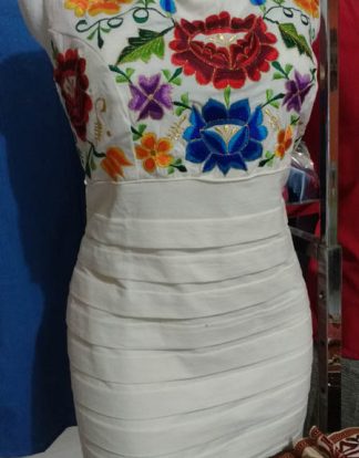 VESTIDO DE MANTA CON BORDADO EN BUSTO