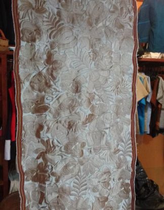 CAMINO DE MESA O PIE DE CAMA BORDADO 2.5 MTS BEIGE