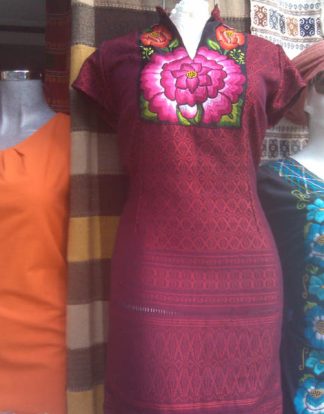 VESTIDO DE TELAR CON BORDADO A MANO